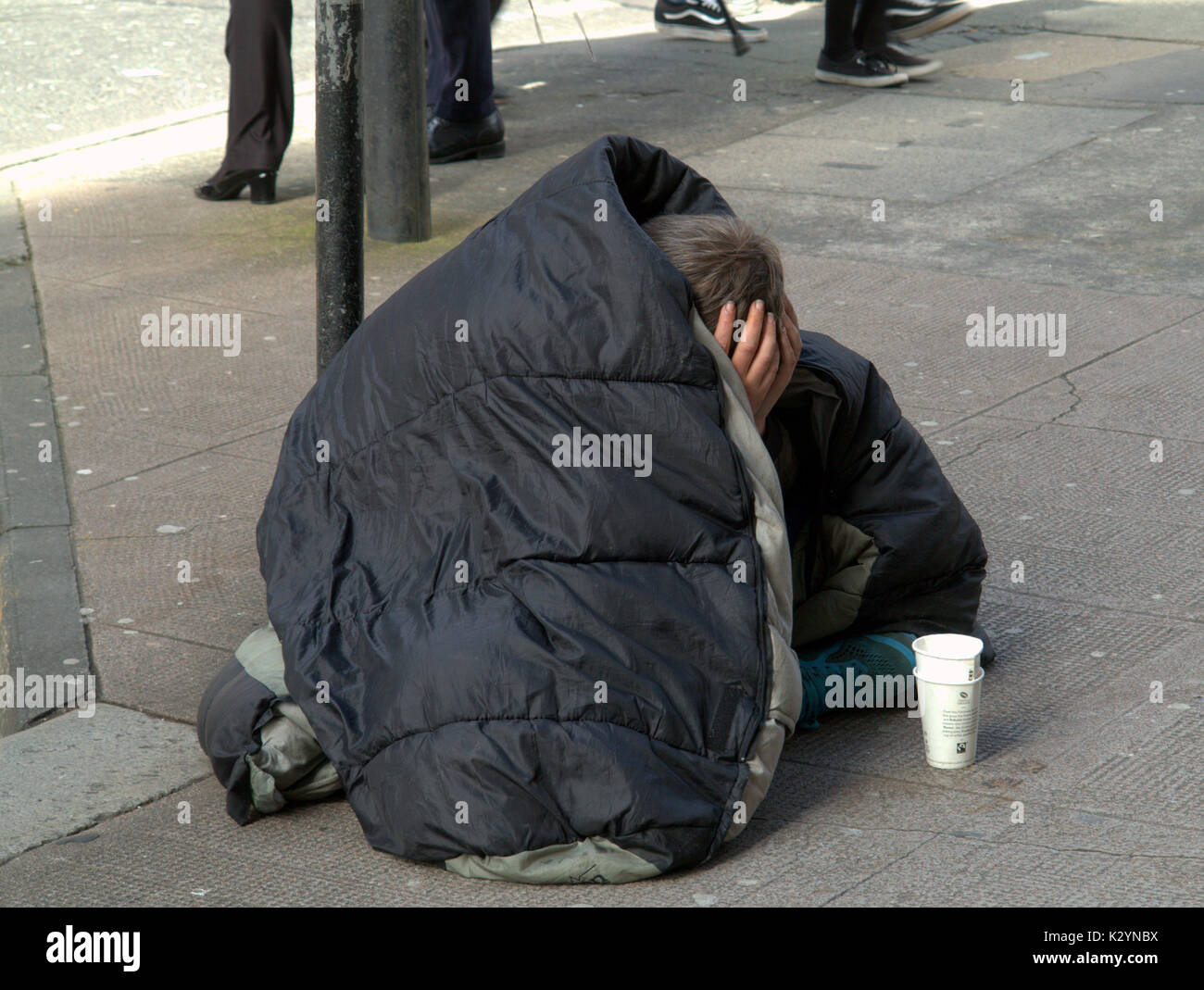 Un été médiocre et la misère continue pas bon pour l'humeur de l'adoption d'une photo de mendiants villes posent suicidaire Banque D'Images