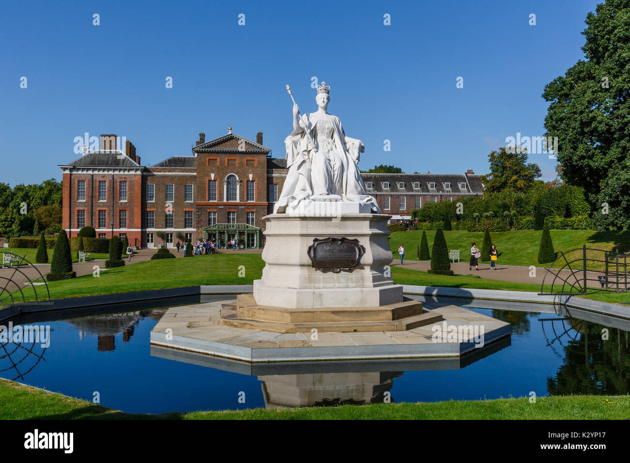 Statue de la reine Victoria se trouve en face de Kensington Palace, Kensington Gardens, Londres, Angleterre. Banque D'Images