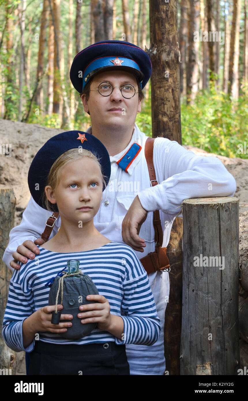 La reconstruction des événements de la seconde guerre mondiale, la Russie, Dimitrovgrad, 26 aoû 2017. Portrait d'un homme et d'une petite fille dans le formulaire. Banque D'Images