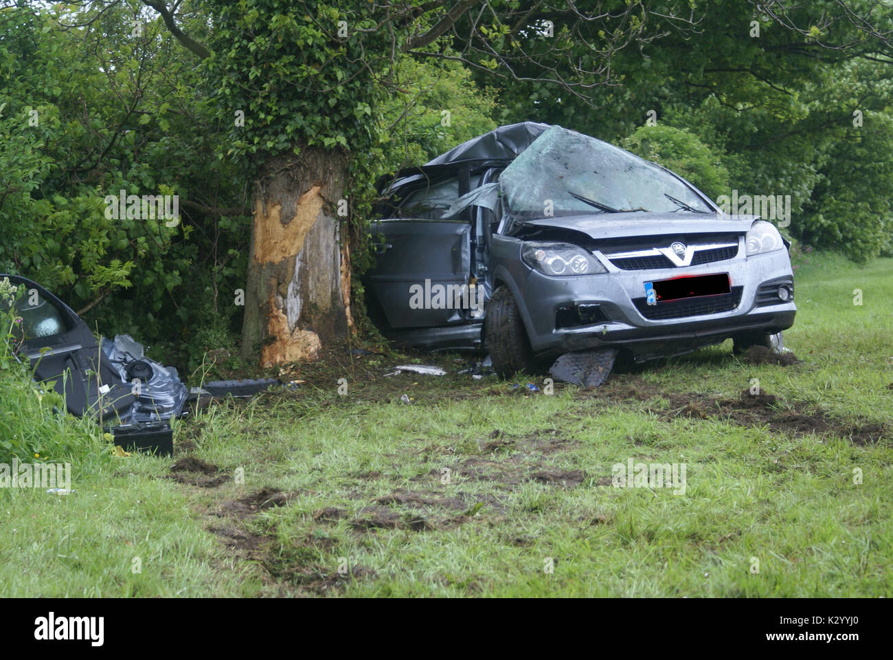 Accident de voiture en arbre, high impact épave, road traffic collision (RTC) Banque D'Images