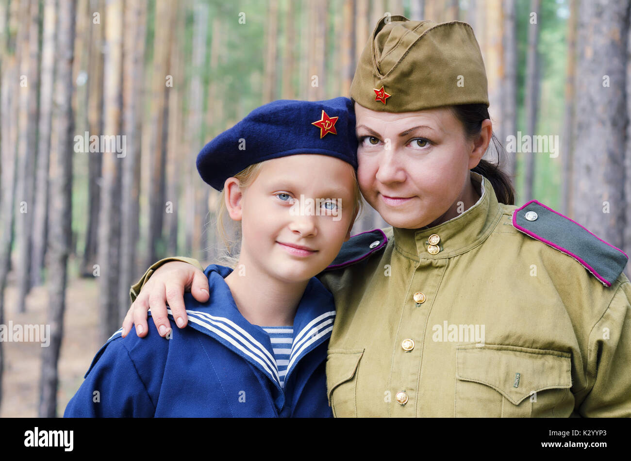 La reconstruction des événements de la seconde guerre mondiale, la Russie, Dimitrovgrad, 26 aoû 2017. Portrait d'une femme et une petite fille dans le formulaire. Banque D'Images