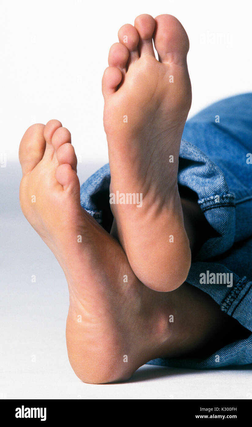 Gros plan du bas ou de la plante des pieds d'une femme tourné à l'intérieur  Photo Stock - Alamy