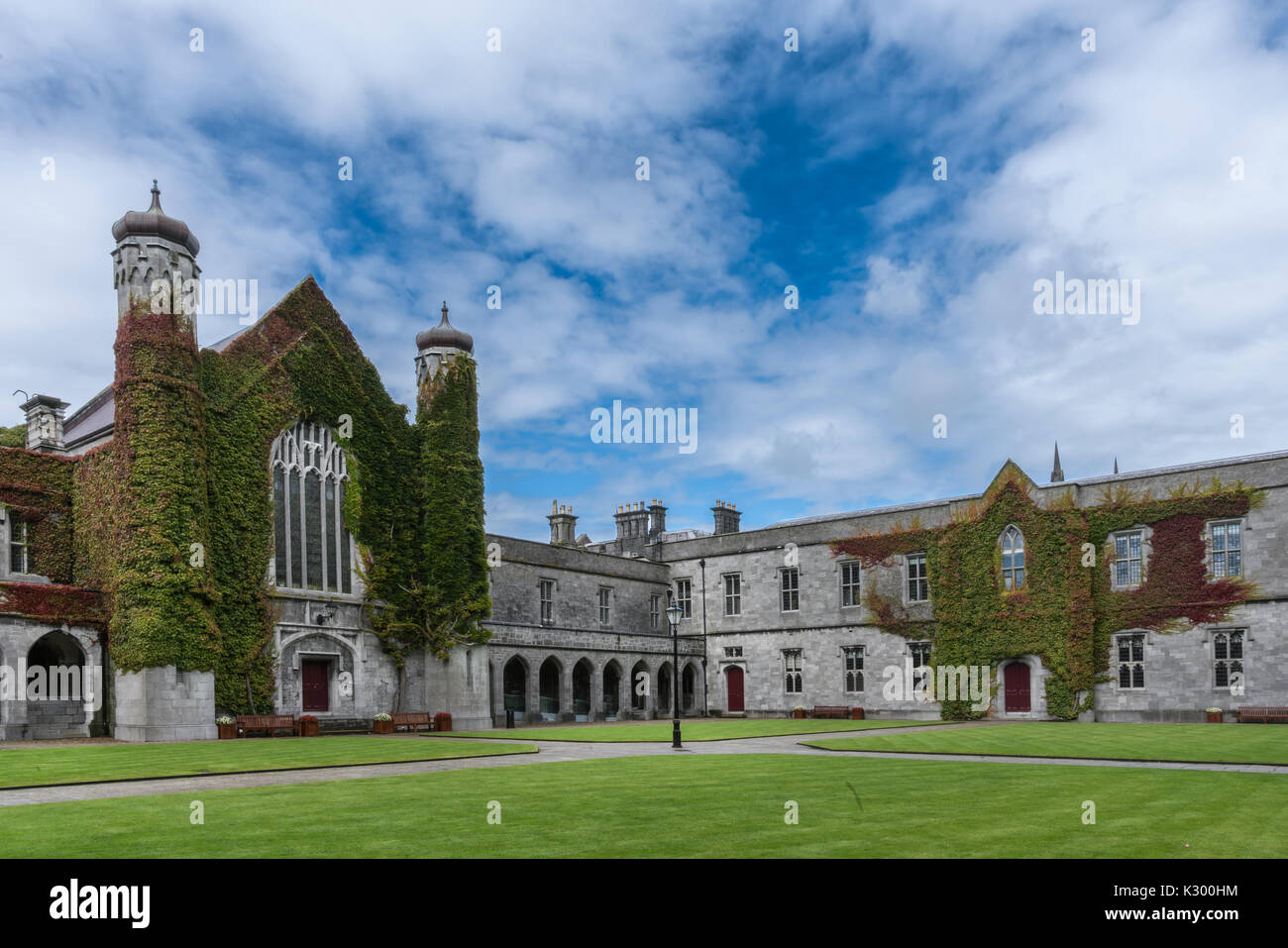 Galway, Irlande - Août 5, 2017 : partie de quadrilatère historique sur le campus de l'Université nationale d'Irlande. Bâtiment quadrangulaire couverte de lierre avec deux à Banque D'Images