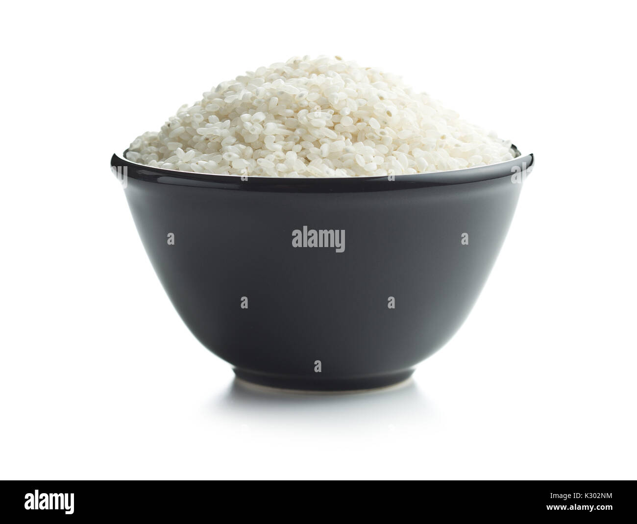 Dans un bol de riz à sushi blanc isolé sur fond blanc. Banque D'Images