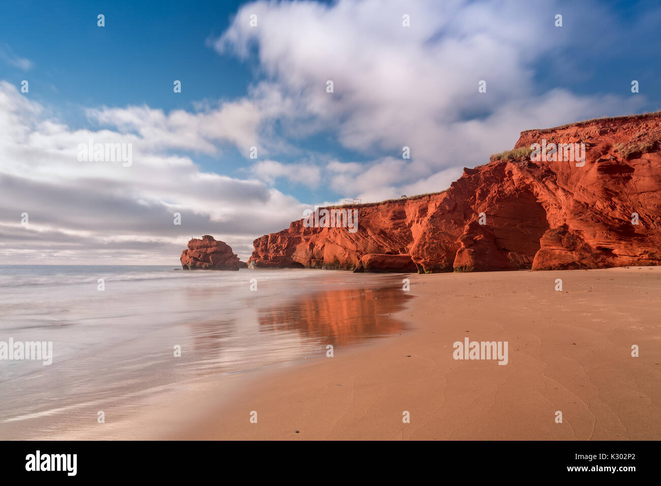 Des bouffées de nuages tôt le matin plus Dune du sud plage, Havre-aux-Maisons aux Îles de la Madeleine, Québec, Canada Banque D'Images