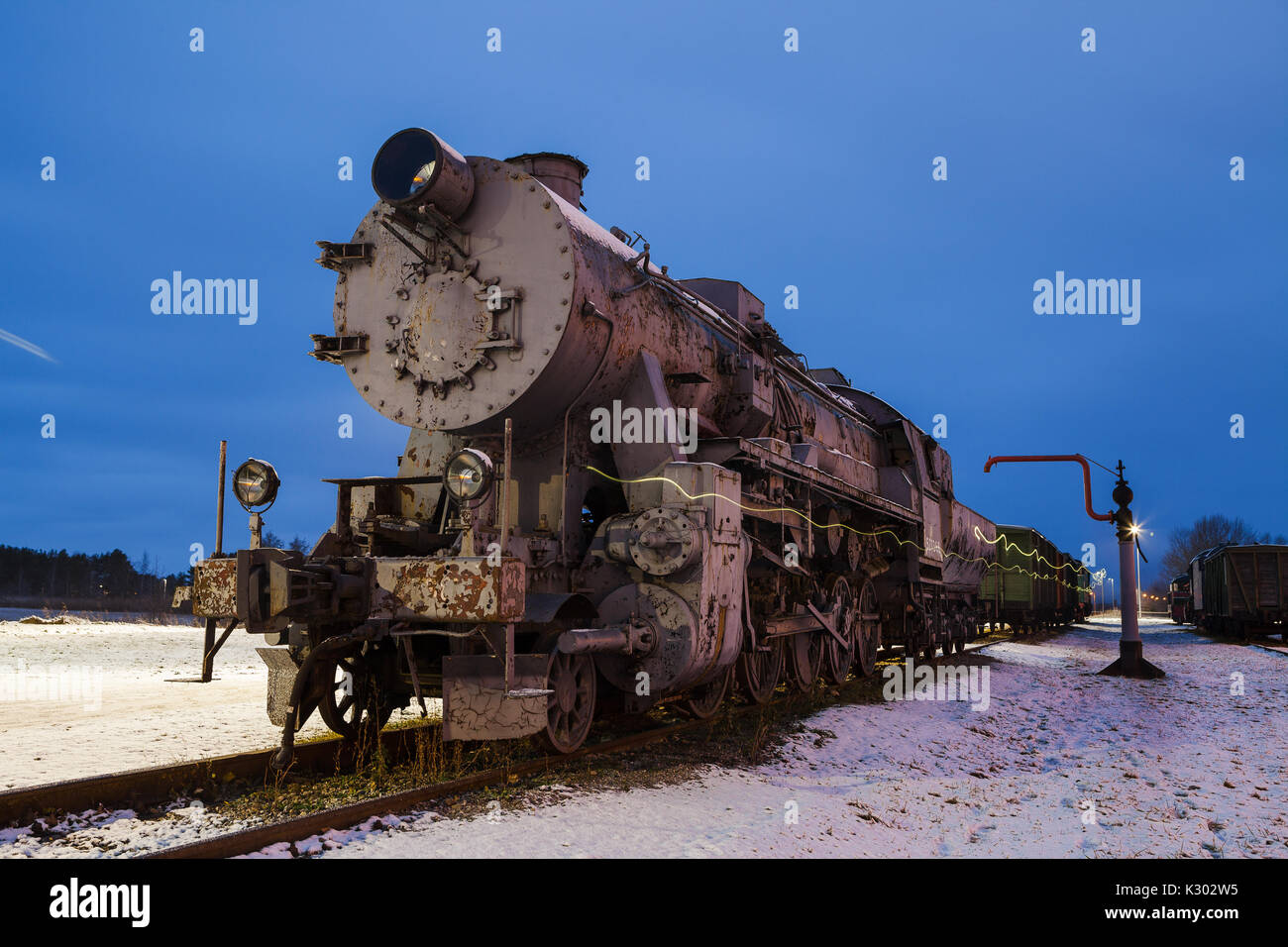 Vieux train à vapeur dans la nuit. Vintage de stations rurales. L'heure d'hiver. Banque D'Images