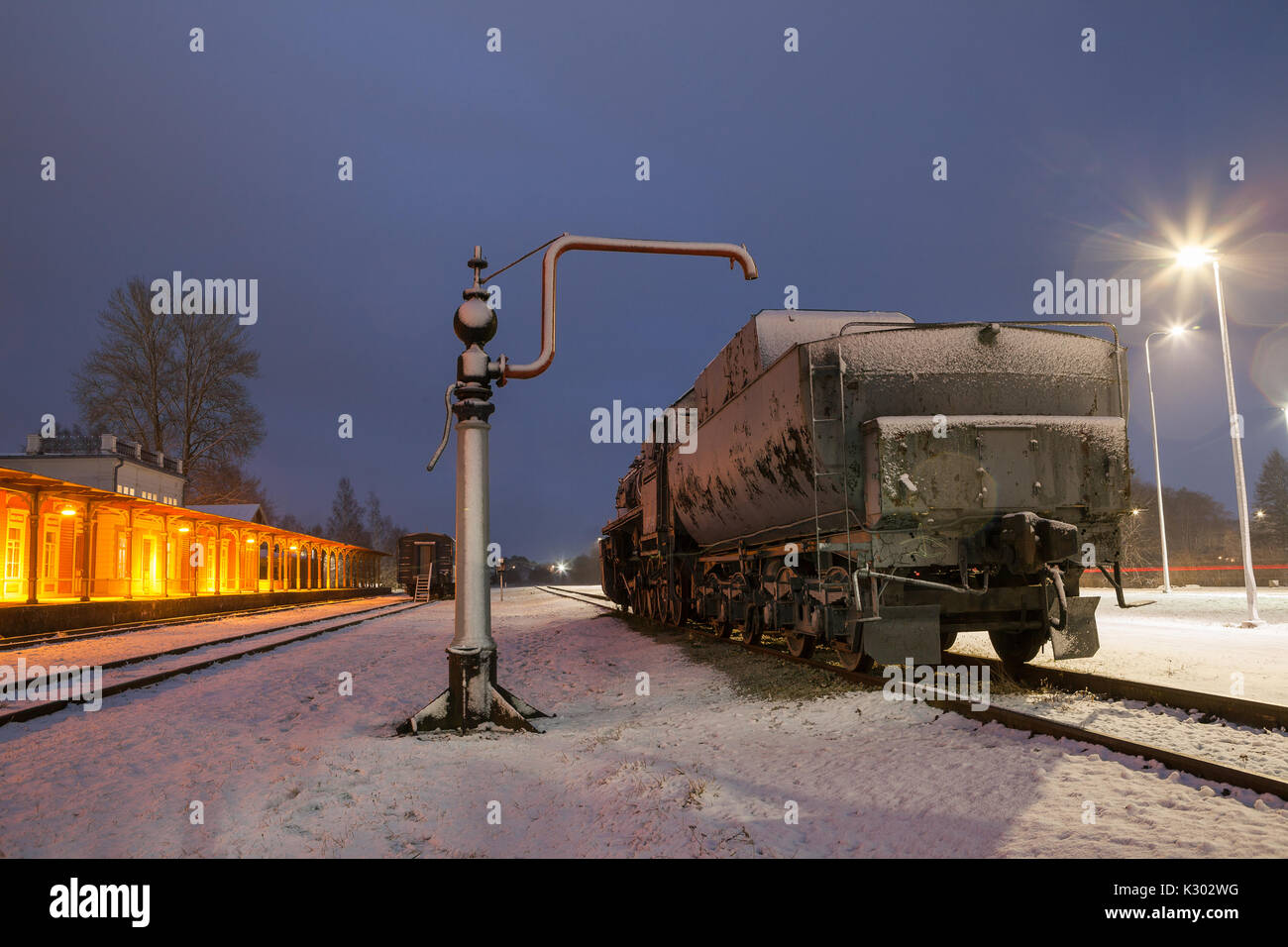 Vieux train à vapeur dans la nuit. Vintage de stations rurales. L'heure d'hiver. Banque D'Images