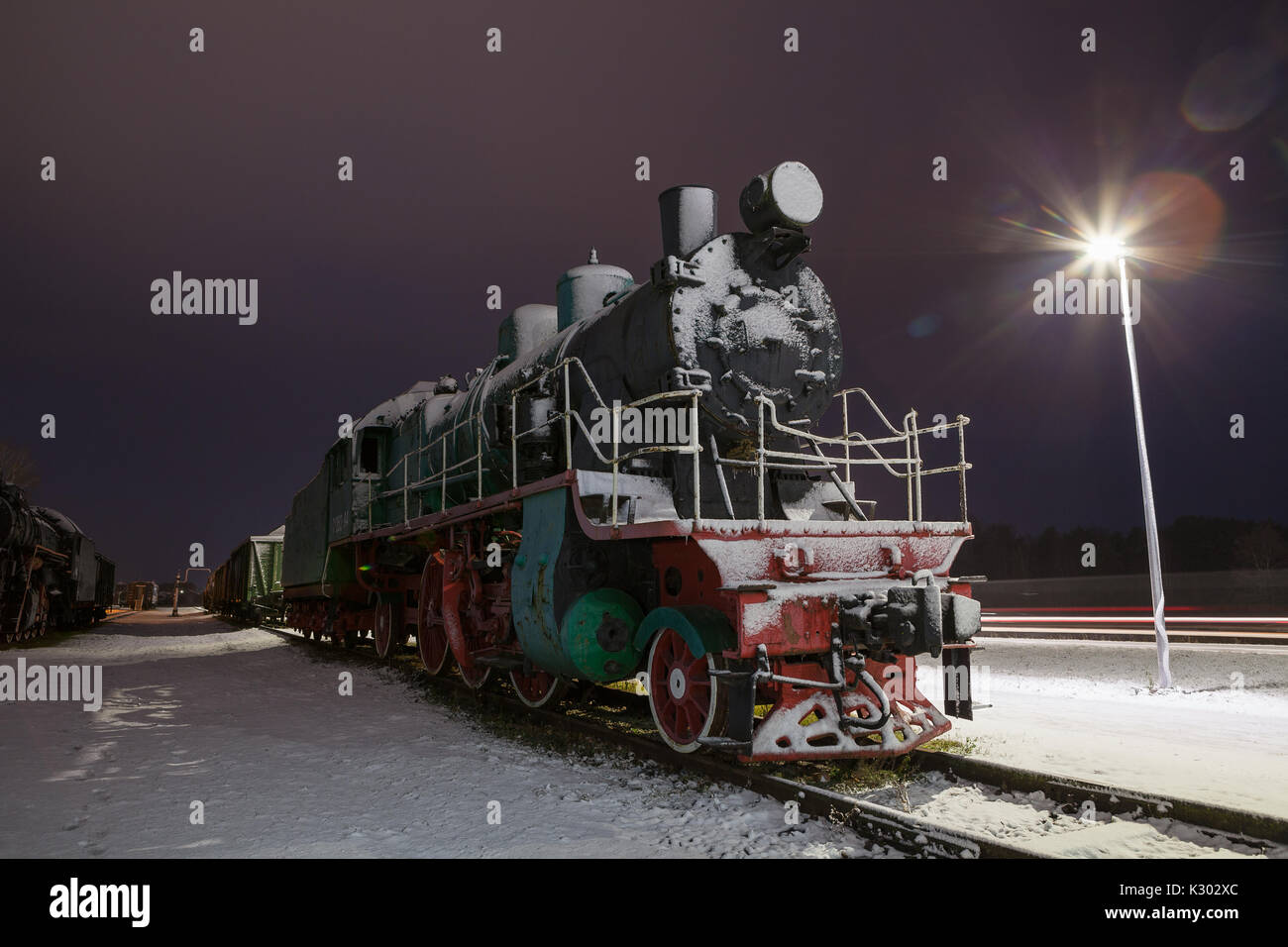 Vieux train à vapeur dans la nuit. Vintage de stations rurales. L'heure d'hiver. Banque D'Images