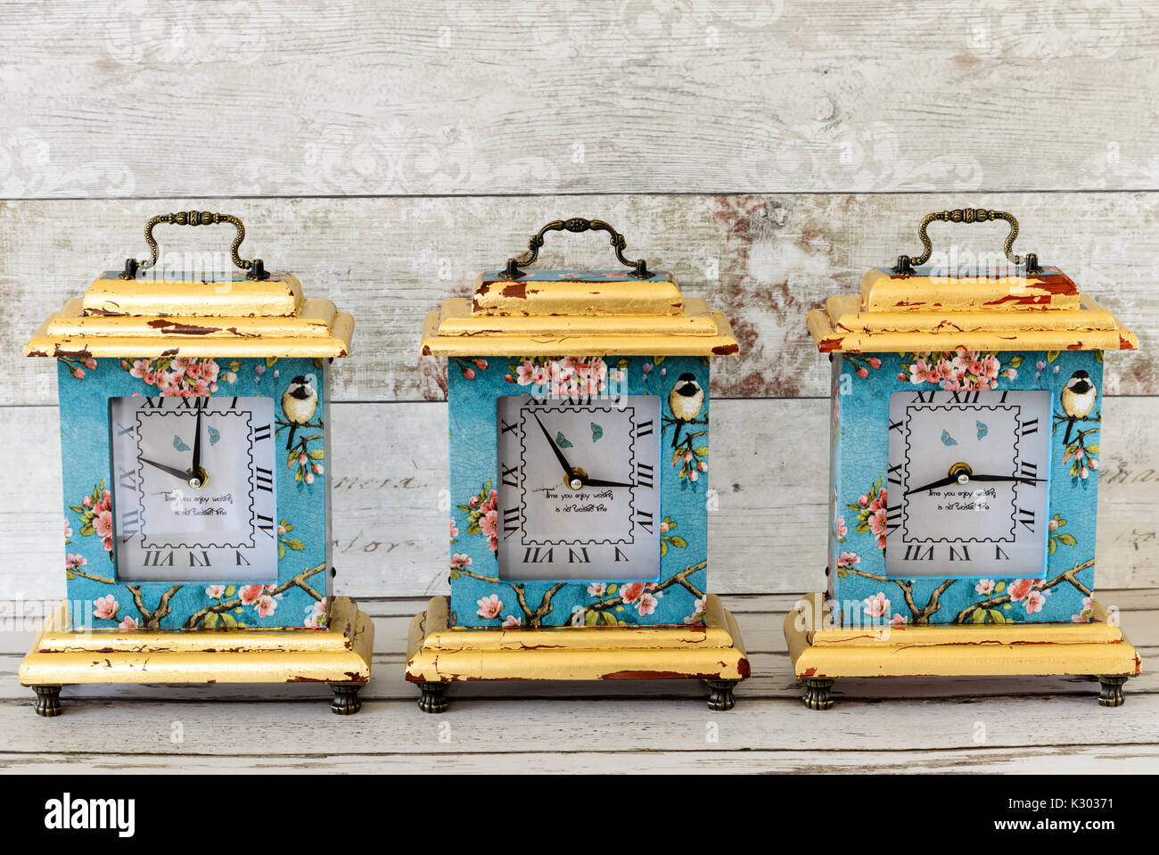 Horloges decoupaged faits main dans un style shabby chic et dorée à la feuille d'or Banque D'Images