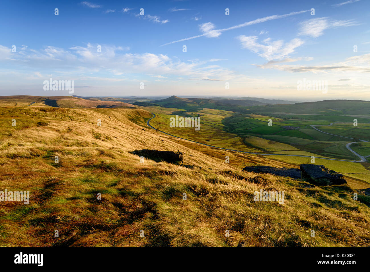 La lumière du soleil de fin de soirée à partir du haut de Shining Tor entre Buxton et Macclesfield dans le Peak District dans Cheshire, avec le pic de Shutlingsloe dans t Banque D'Images