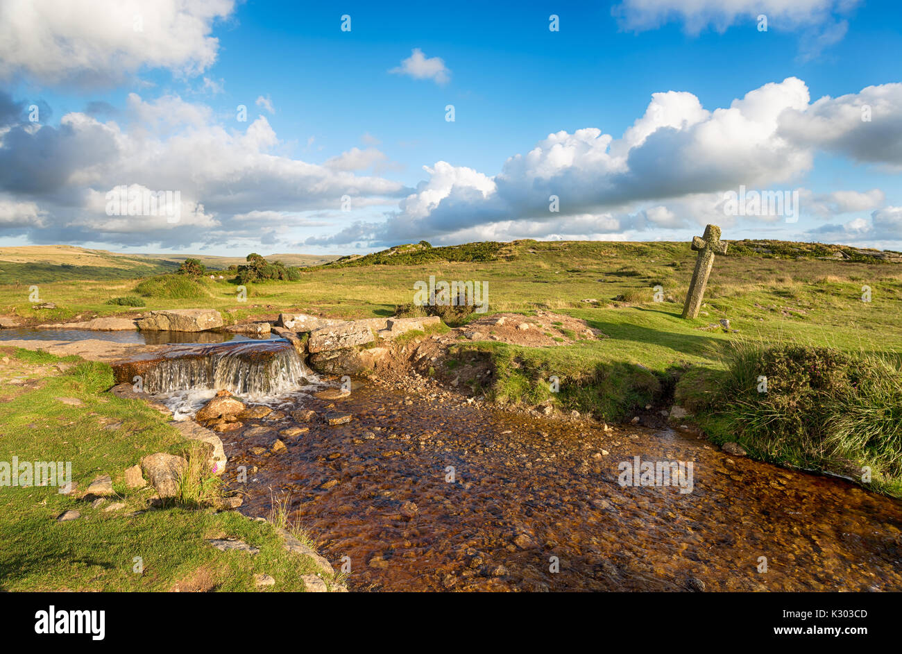 Beckamoor ommonly la croix plus connu sous le nom de vent, après une ancienne croix de granit sur les rives de la Grimstone & Sortridge sur Dartmo Leat près de Tavistock Banque D'Images