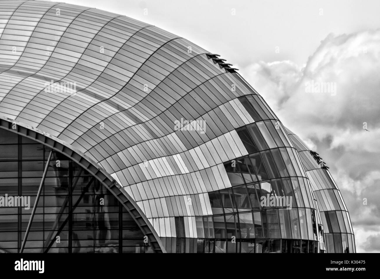 Sage Gateshead toiture contre un moody sky en niveaux de gris Banque D'Images