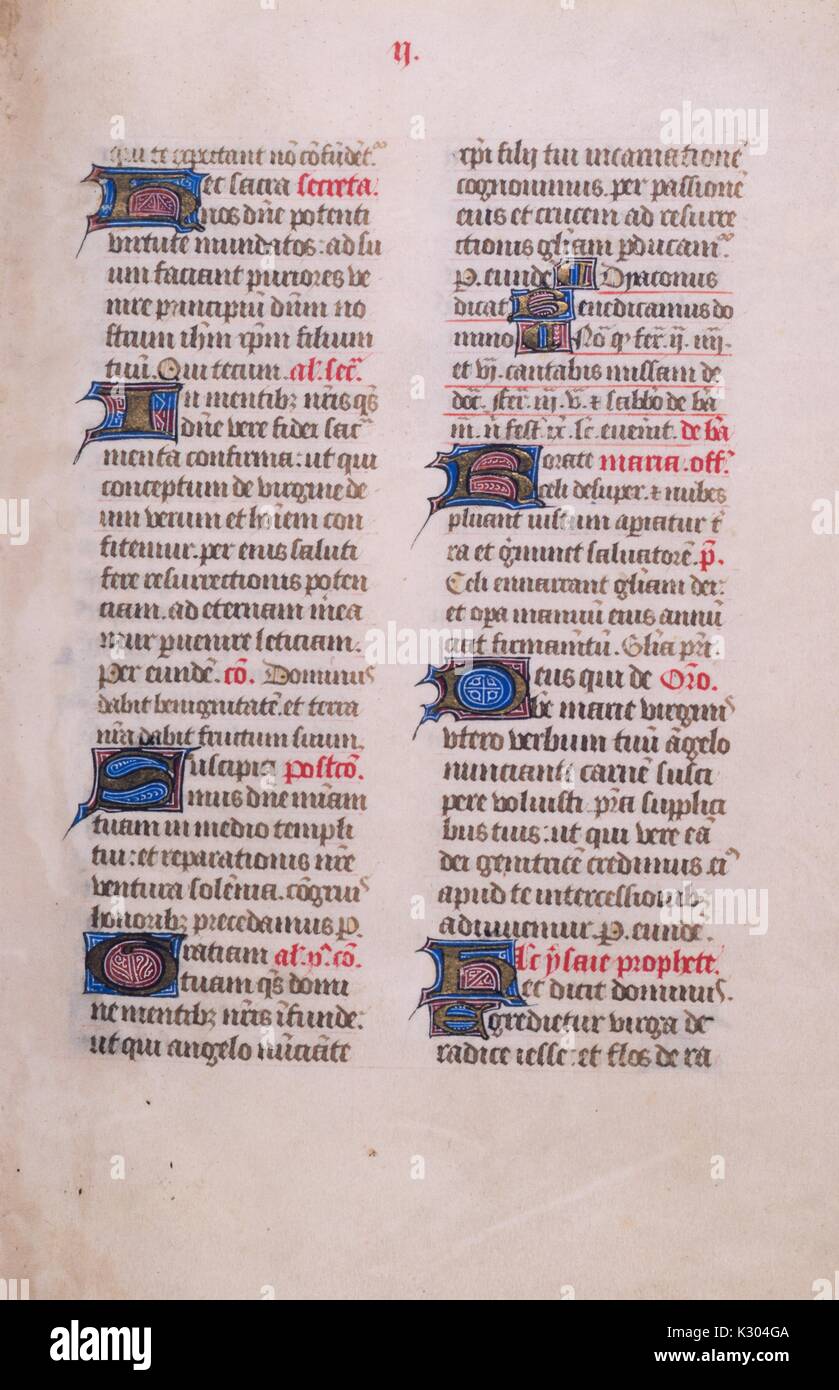 Page de manuscrit enluminé de la prière avec les initiales ornementales, dans le acerdos aspergat altaria, ''un missel Latin du 15e siècle, 2013. Banque D'Images