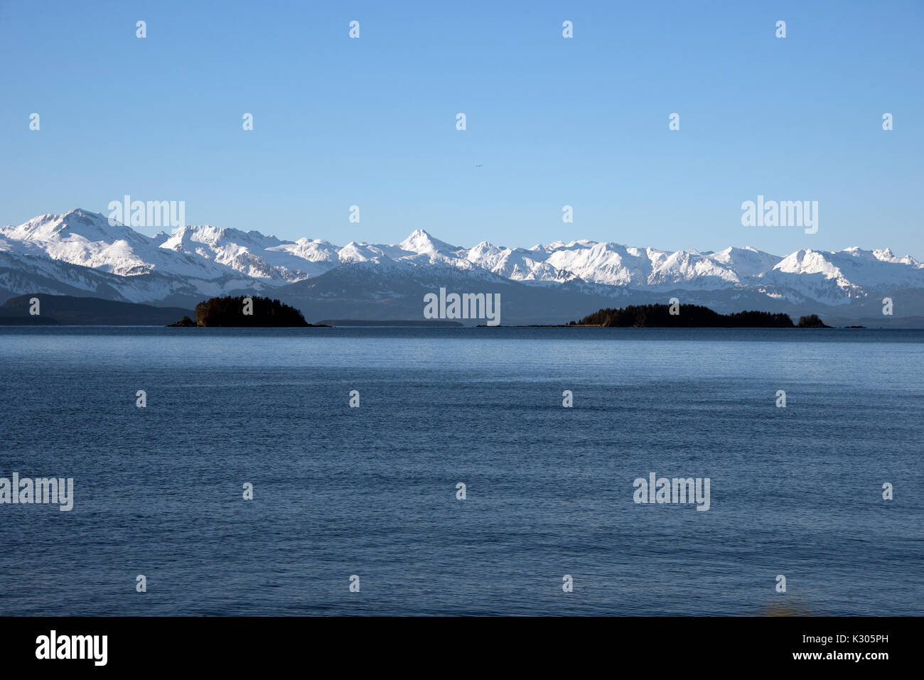 Phare de l'île sentinelle avec gamme Chilkat Banque D'Images