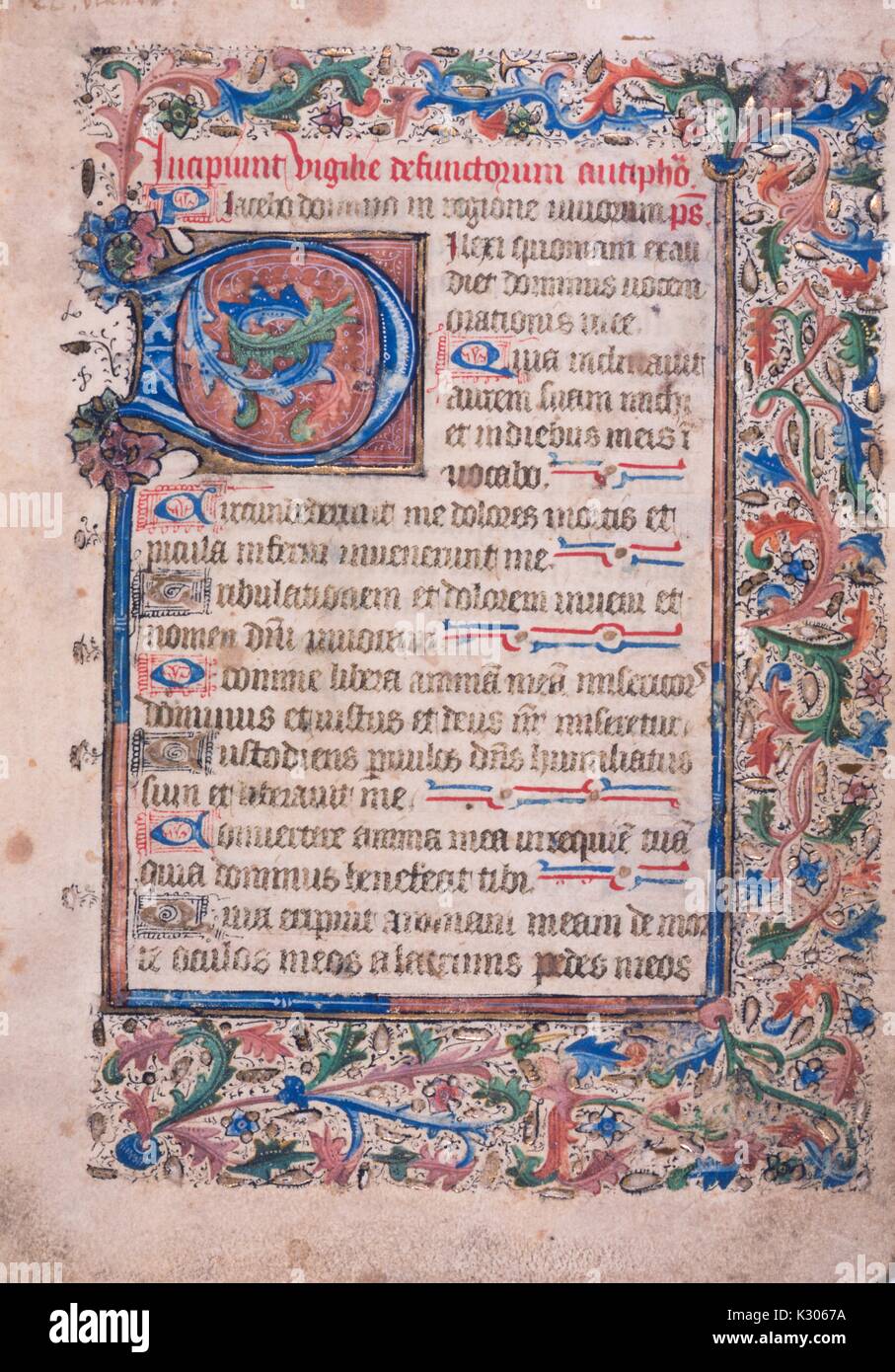 Manuscrit enluminé de la page 'Incipiunt vigilie defunctorum, ' imprimé en Amérique au 15e siècle, 1400. Banque D'Images