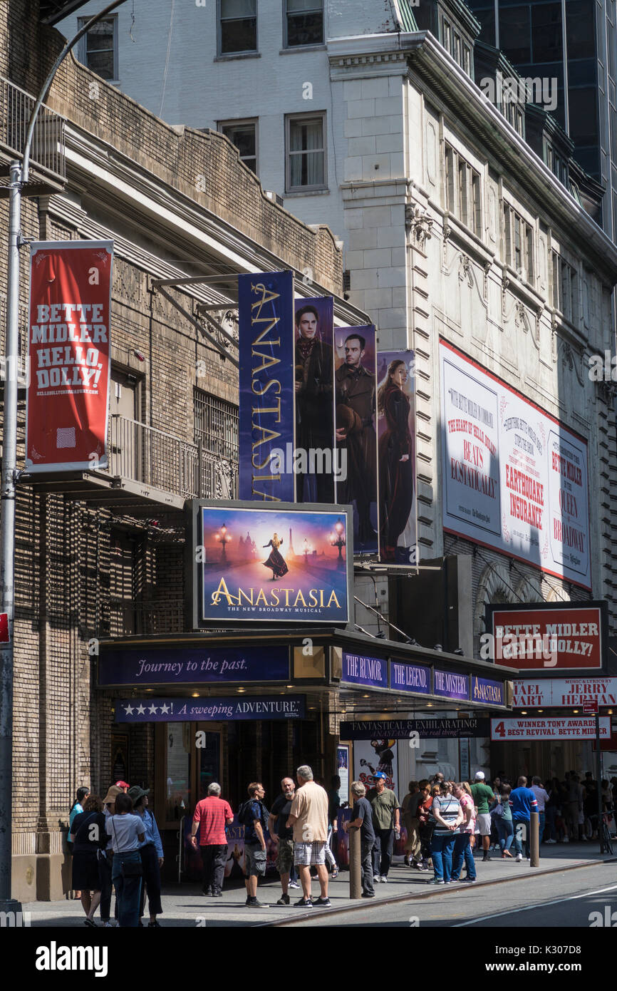 Les théâtres de Broadway sur la 44e Rue, à Times Square, New York, USA Banque D'Images