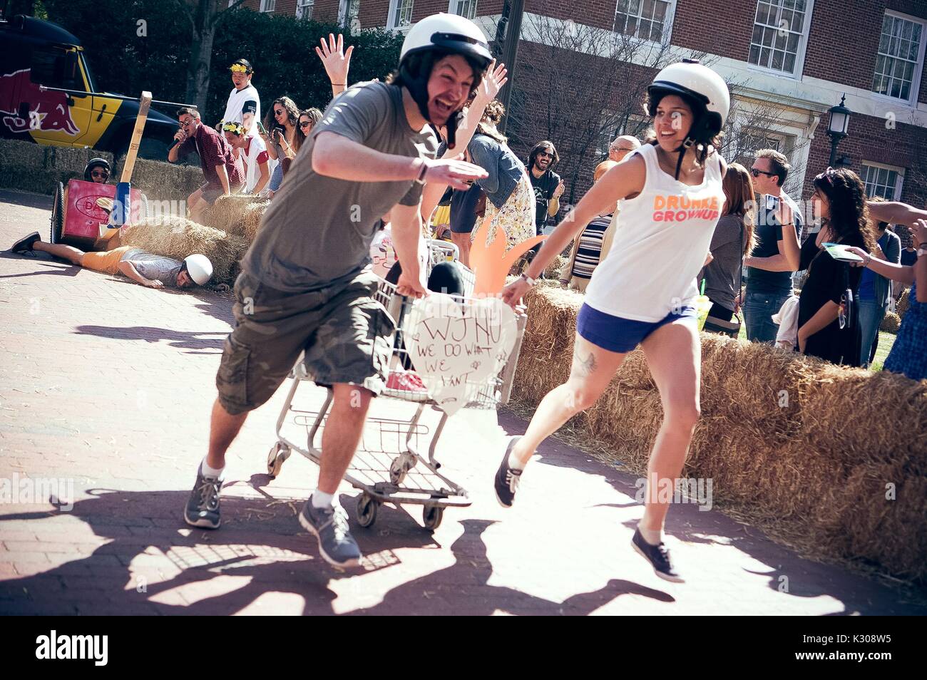 Les étudiants en compétition dans la Red Bull annuelle course de chars à la foire de printemps 2016, un festival annuel avec la musique, de l'alimentation, les vendeurs, et diverses autres formes de divertissement à la Johns Hopkins University's Homewood campus à Baltimore, Maryland, Avril, 2016. Avec la permission de Eric Chen. Banque D'Images
