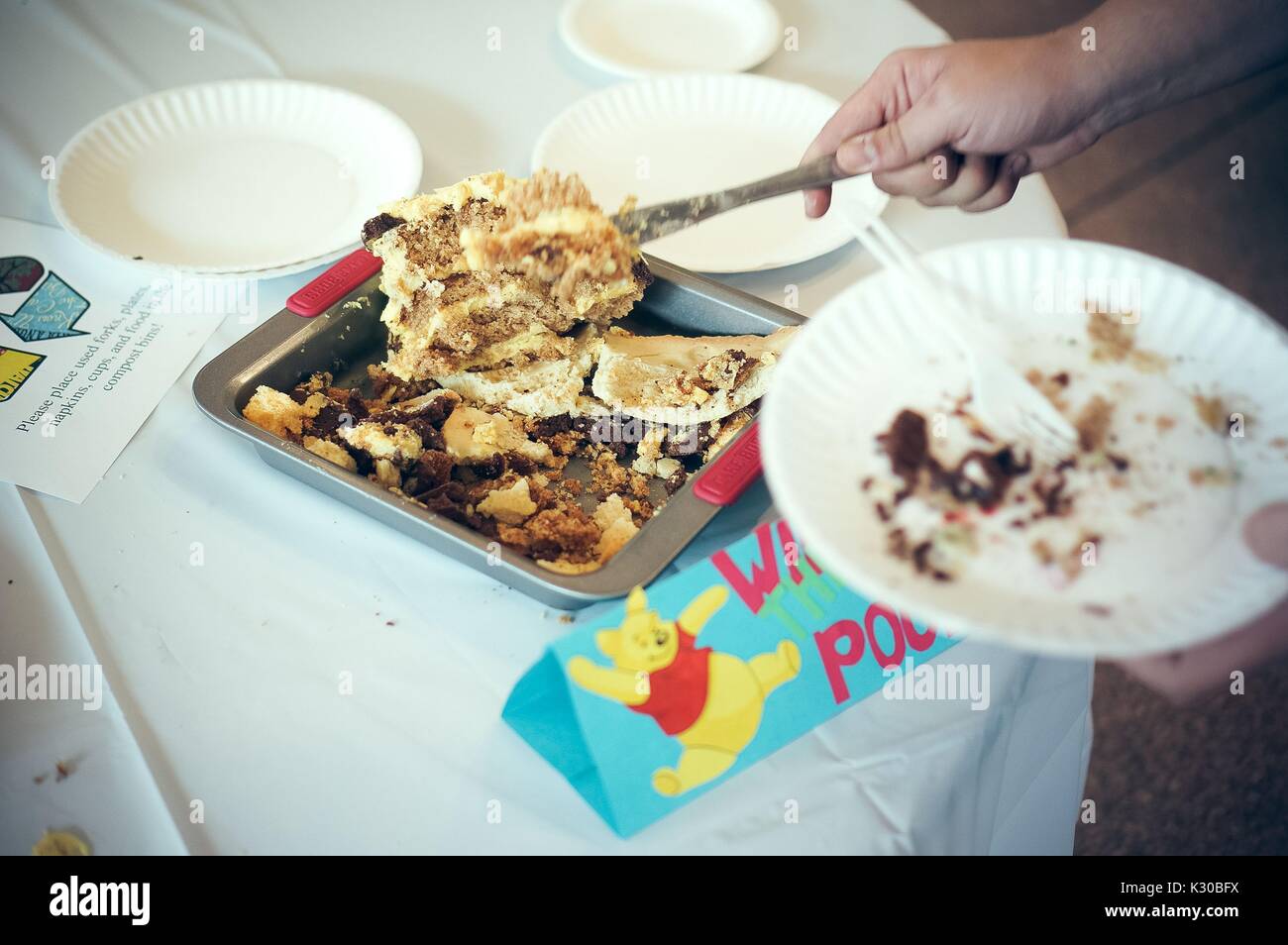 Les étudiants des collèges de premier cycle manger gâteau Winnie l'Ourson au cours de l'Université Johns Hopkins des lire et le manger" Festival du livre sur les comestibles Homewood campus à Baltimore, Maryland, Mars, 2016. Avec la permission de Eric Chen. Banque D'Images