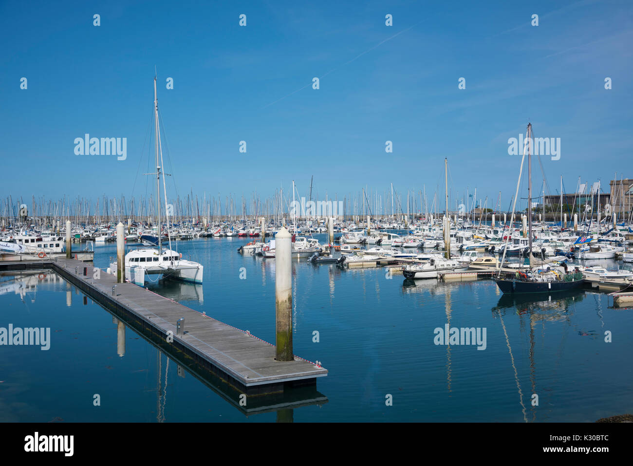 Bateaux dans marina, à Cherbourg, France Banque D'Images