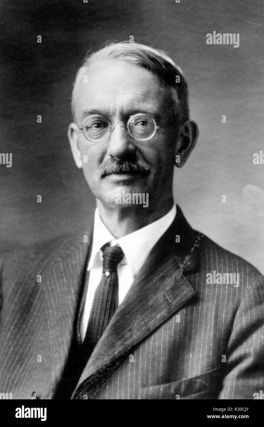 Portrait, épaules, de Edwin Grant Conklin, zoologiste et biologiste à l'Université Johns Hopkins, souriant avec des lunettes, Baltimore, Maryland, 1926. Banque D'Images