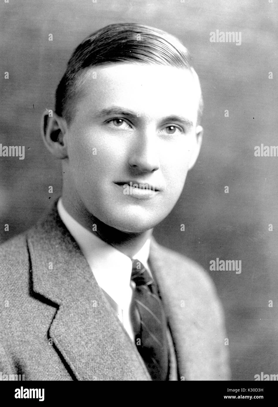 Portrait photographique de gris, de la poitrine vers le haut, de Stewart Neale Collenberg, étudiant d'économie à l'Université Johns Hopkins, chef pencha légèrement sur le côté, portant blazer et cravate, Baltimore, Maryland, 1930. Banque D'Images