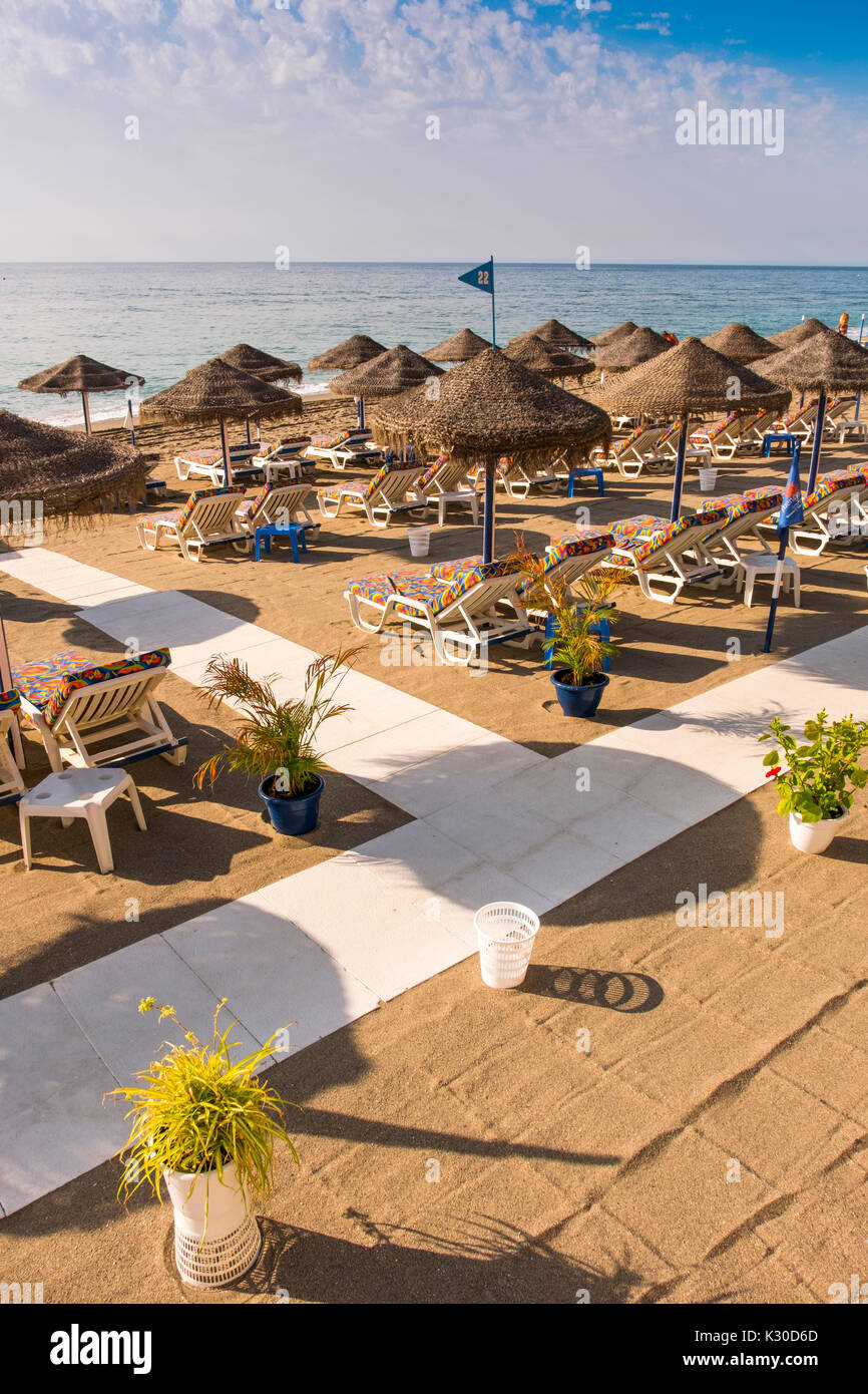 Des parasols de paille & hamac, plage, Fuengirola. La province de Malaga Costa del Sol. Le sud de l'Andalousie, Espagne Europe Banque D'Images