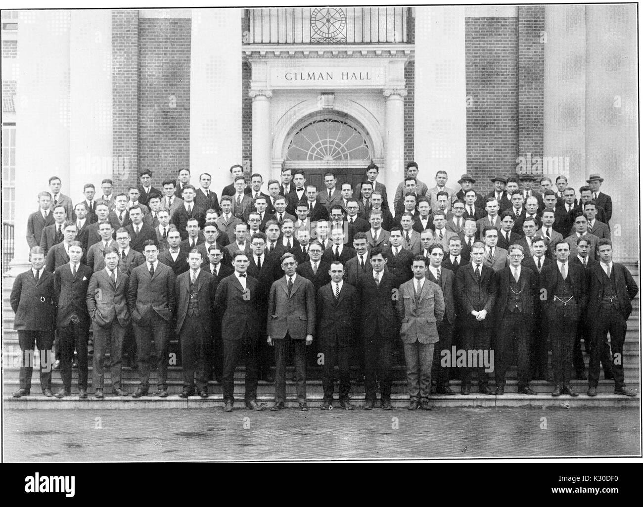 Photo de classe de 1924 habillés en costumes, debout sur le perron de Gilman Hall à l'Université Johns Hopkins, Baltimore, Maryland, 1924. Banque D'Images