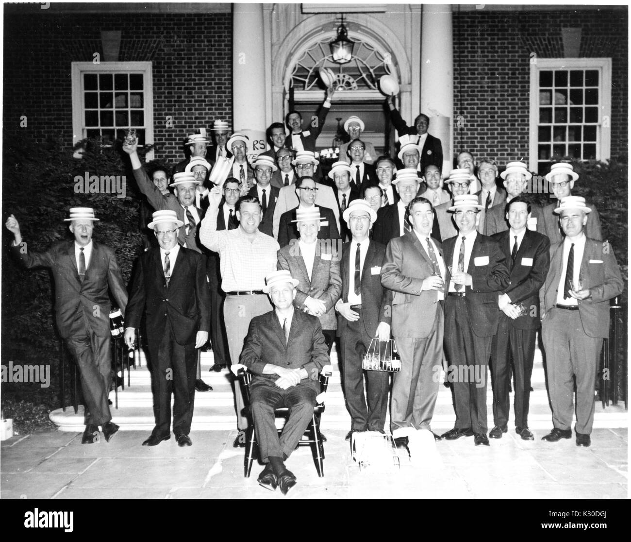 Des membres de la classe de 1949 portant des costumes et des chapeaux blancs à la vingtième réunion en dehors de Gilman Hall à l'Université Johns Hopkins, Baltimore, Maryland, 1969. Banque D'Images