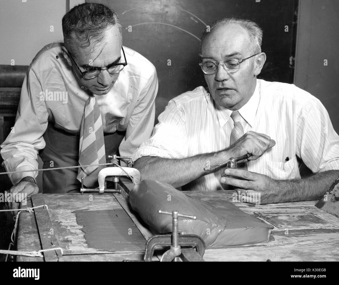Portrait d'Ernst Cloos, géologue structurel allemand et professeur à l'Université Johns Hopkins, travailler à un bureau avec géologue américain Francis John Pettijohn, 1965. Banque D'Images