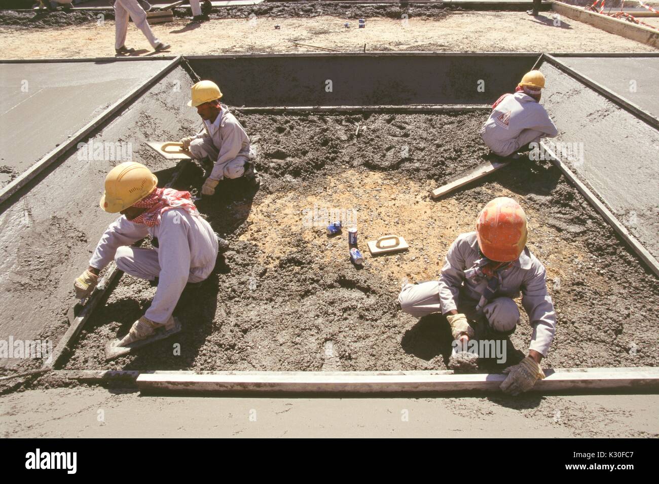 Travailleurs étrangers au travail sur un projet de construction dans le centre de Riyad. Banque D'Images