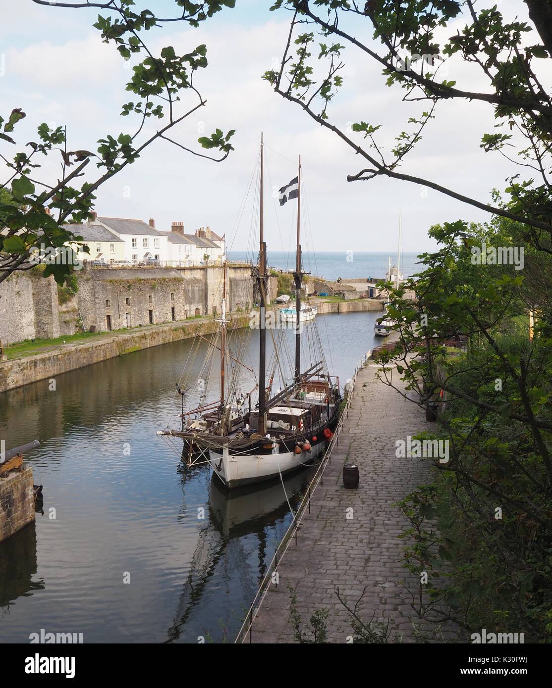 Les navires en Port de Charlestown, Cornwall - utilisé dans Poldark séries télé Banque D'Images