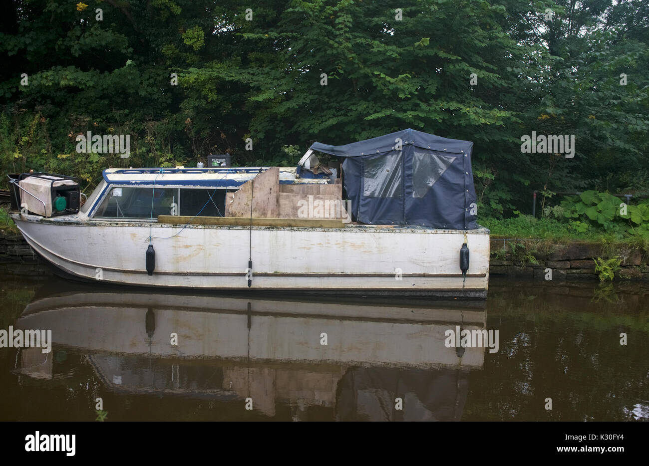 Un vieux navire de plaisance amarrés sur le bassin du Canal Bugsworth. Banque D'Images