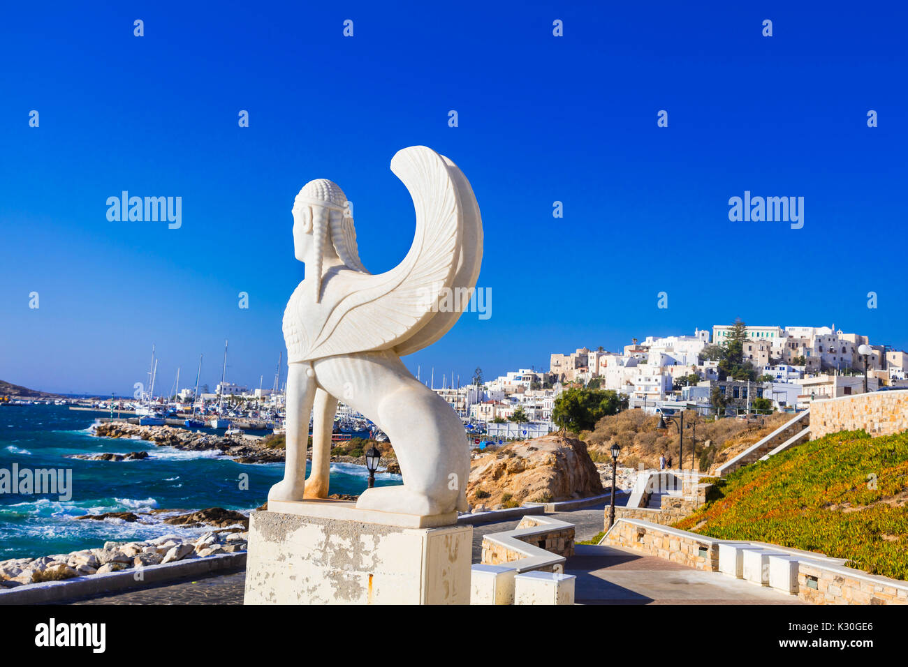 Belle île de Naxos,voir l'witjh statue et maisons blanches,grèce. Banque D'Images