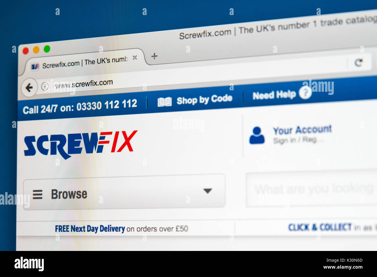 Londres, Royaume-Uni - 10 août 2017 : La page d'accueil du site web officiel de ScrewFix, le détaillant britannique de l'échange d'outils, accessoires et matériel de la production Banque D'Images