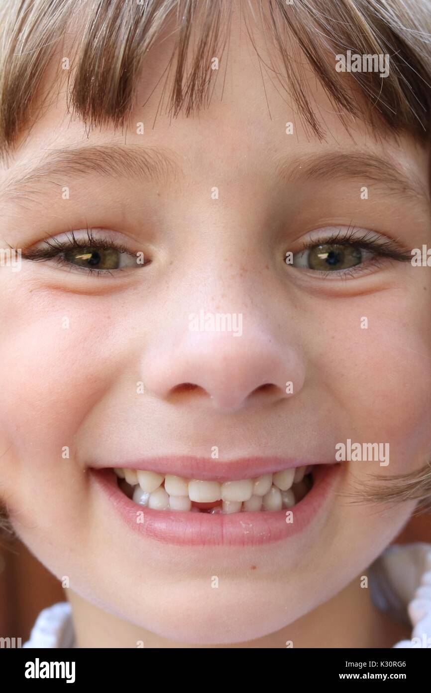 Portrait d'une jeune fille qui vient de perdre sa première dent Banque D'Images