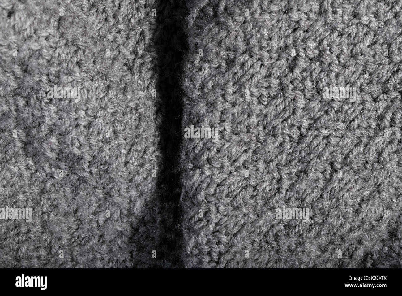 Fait main tricoté gris froissé tissu cachemire, textile arrière-plan. Banque D'Images