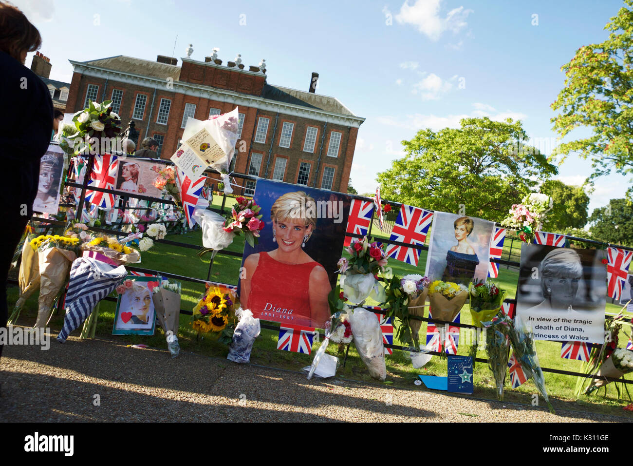 Londres, Royaume-Uni. 31 août 2017. Hommages à la princesse Diana, à l'extérieur des portes de Kensington Palace, à l'occasion du 20ème anniversaire de sa mort. Banque D'Images