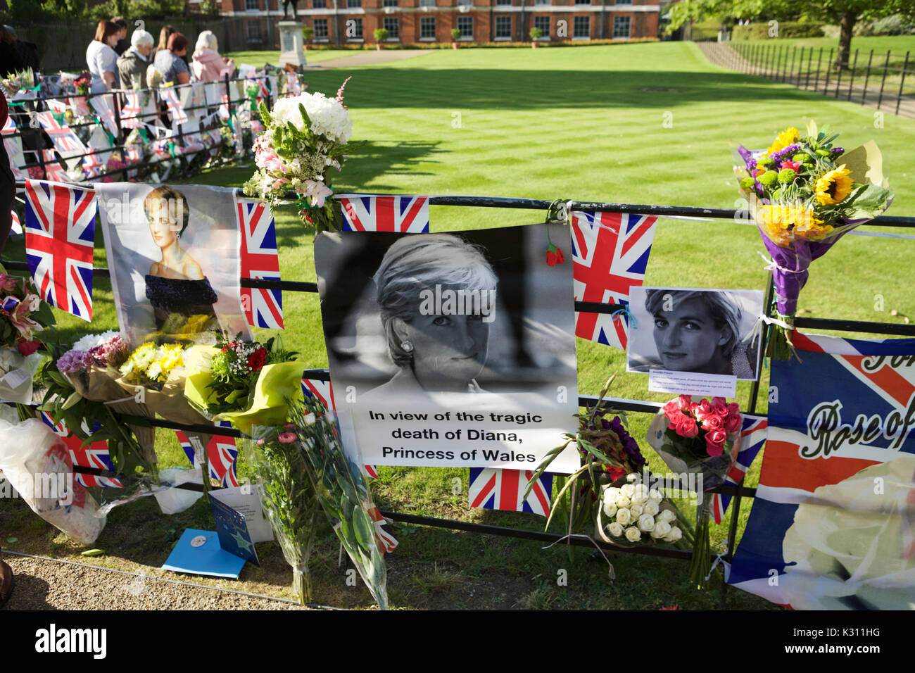 Londres, Royaume-Uni. 31 août 2017. Hommages à la princesse Diana, à l'extérieur des portes de Kensington Palace, à l'occasion du 20ème anniversaire de sa mort. Banque D'Images