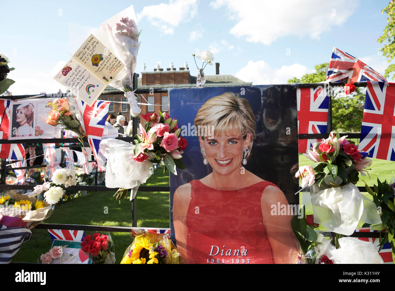 Londres, Royaume-Uni. 31 août 2017. Hommages à la princesse Diana, à l'extérieur des portes de Kensington Palace, à l'occasion du 20ème anniversaire de sa mort. Banque D'Images