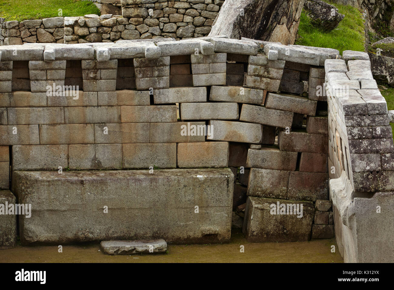 Dommages à la Place Sacrée, Machu Picchu 15e siècle ruines Incas (Site du patrimoine mondial), la Vallée Sacrée, le Pérou, Amérique du Sud Banque D'Images