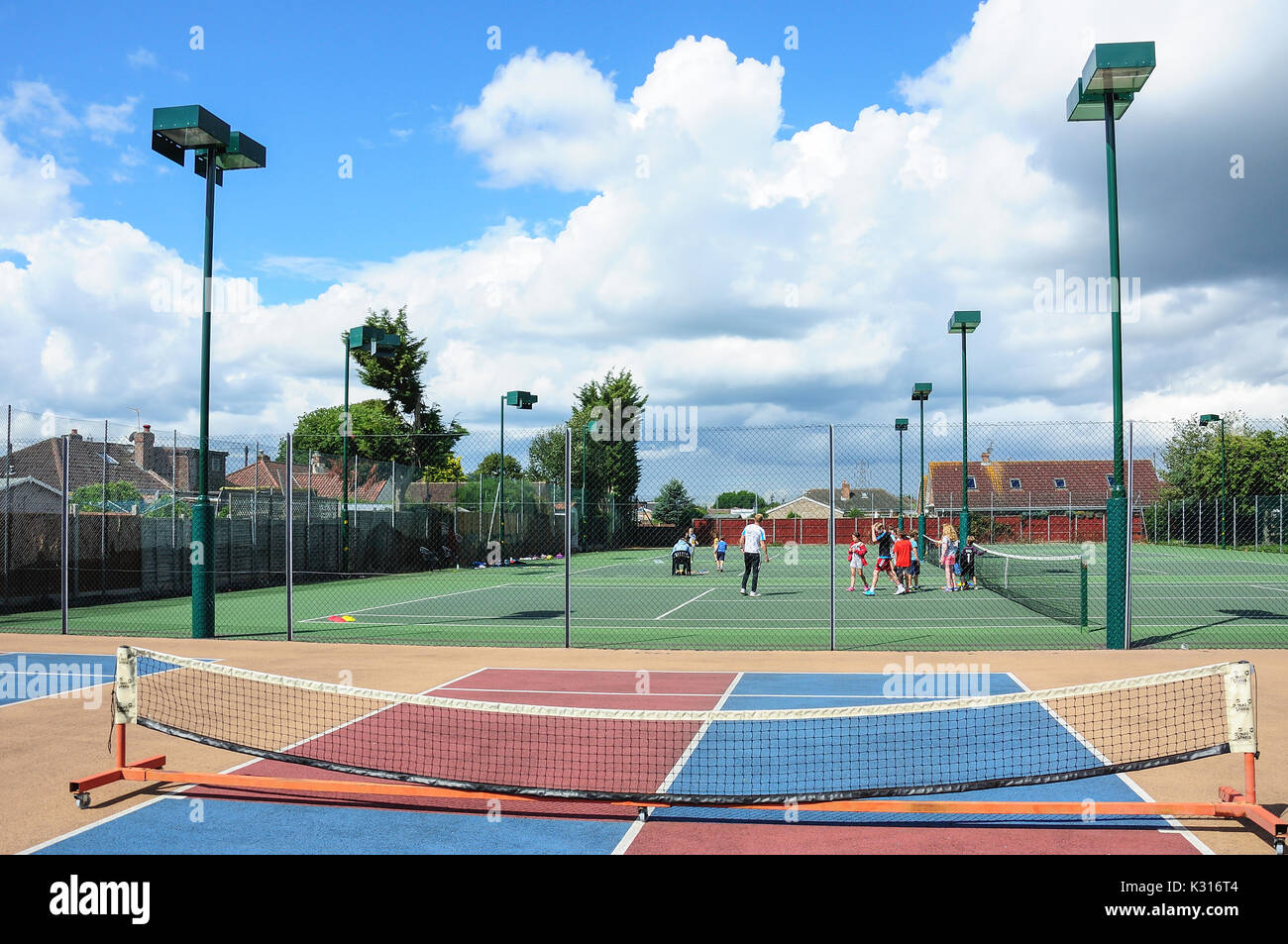 Camp de tennis d'été pour les enfants à Fordbridge Park, Ashford, Surrey, Angleterre, Royaume-Uni Banque D'Images