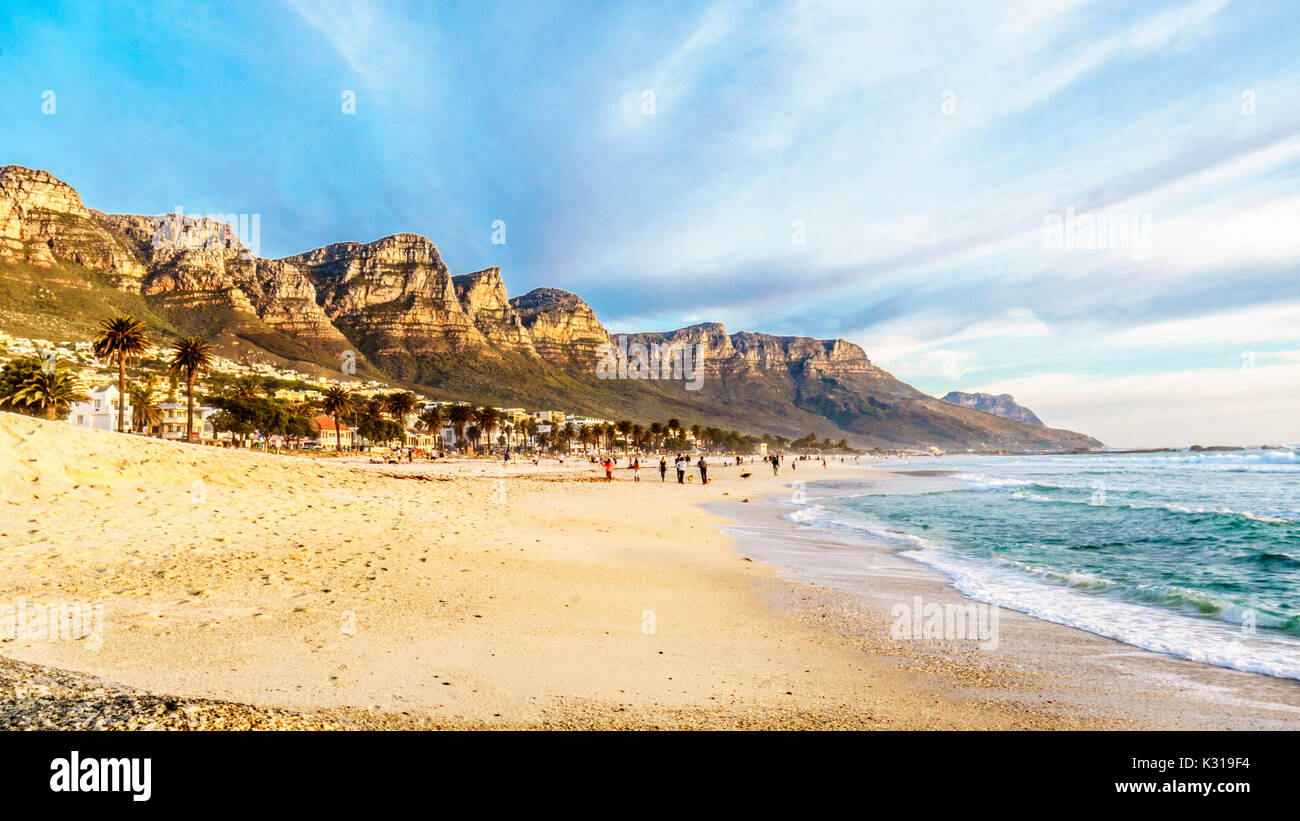 La plage de Camps Bay, près du Cap, Afrique du Sud sur une belle journée d'hiver, avec l'arrière de la Montagne de la table, appelé les douze apôtres, sur la gauche Banque D'Images