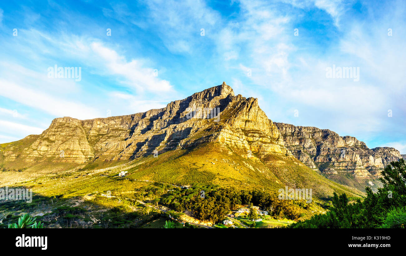 Vue de la Table Mountain et les douze apôtres d'un sentier de randonnée au sommet de la montagne Lions Head, près de Cape Town Afrique du Sud sur une belle journée d'hiver Banque D'Images