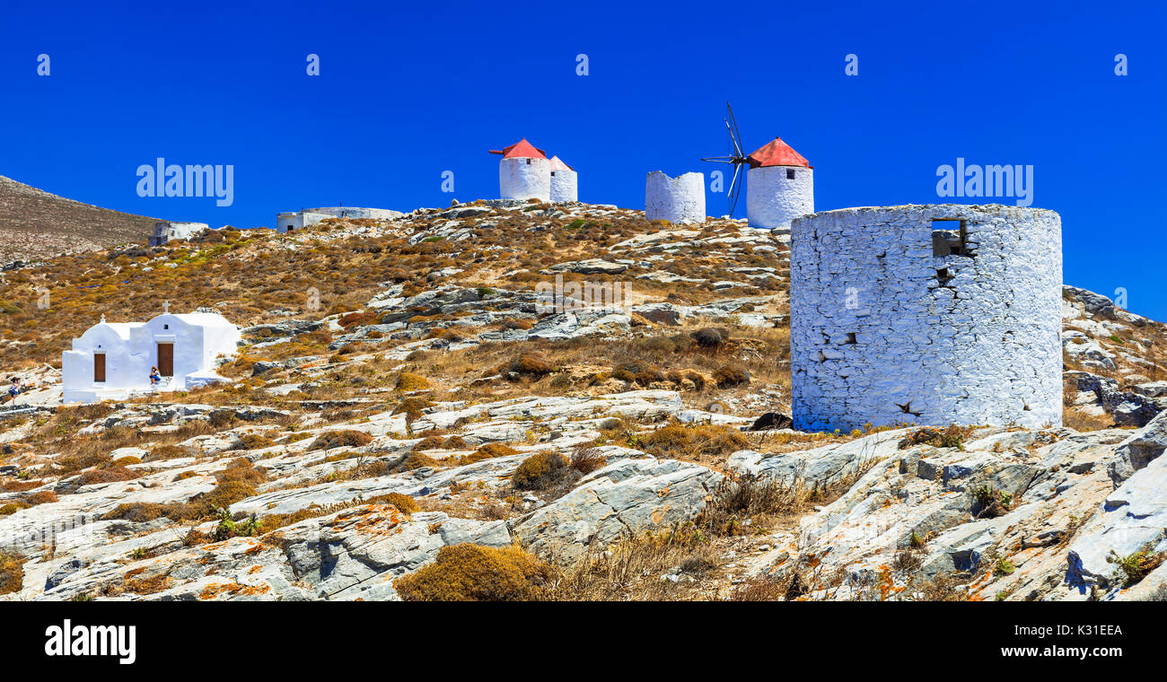 Îles Grecques traditionnelles authentiques - unique Amorgos. Vue sur Chora village avec des vieux moulins Banque D'Images