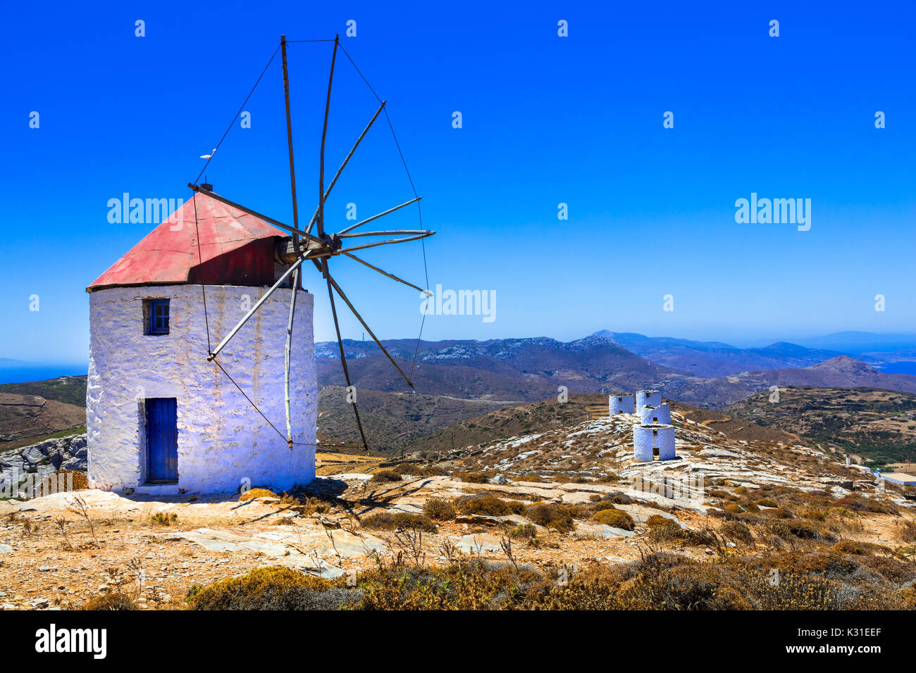 Îles Grecques traditionnelles authentiques - unique Amorgos. Vue sur Chora village avec des vieux moulins Banque D'Images