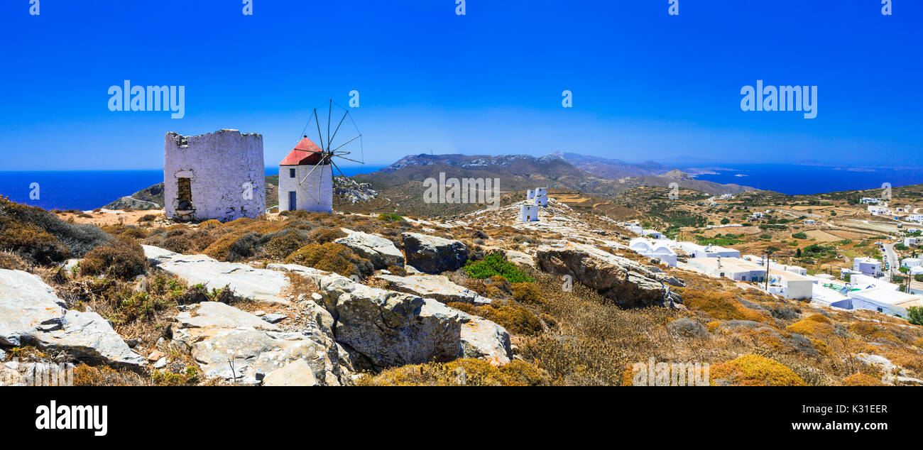 Îles Grecques traditionnelles authentiques - unique Amorgos. Vue sur Chora village avec des vieux moulins Banque D'Images