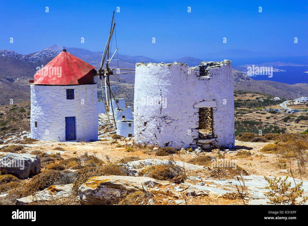 Îles Grecques traditionnelles authentiques - unique Amorgos. Vue sur Chora village avec des vieux moulins Banque D'Images