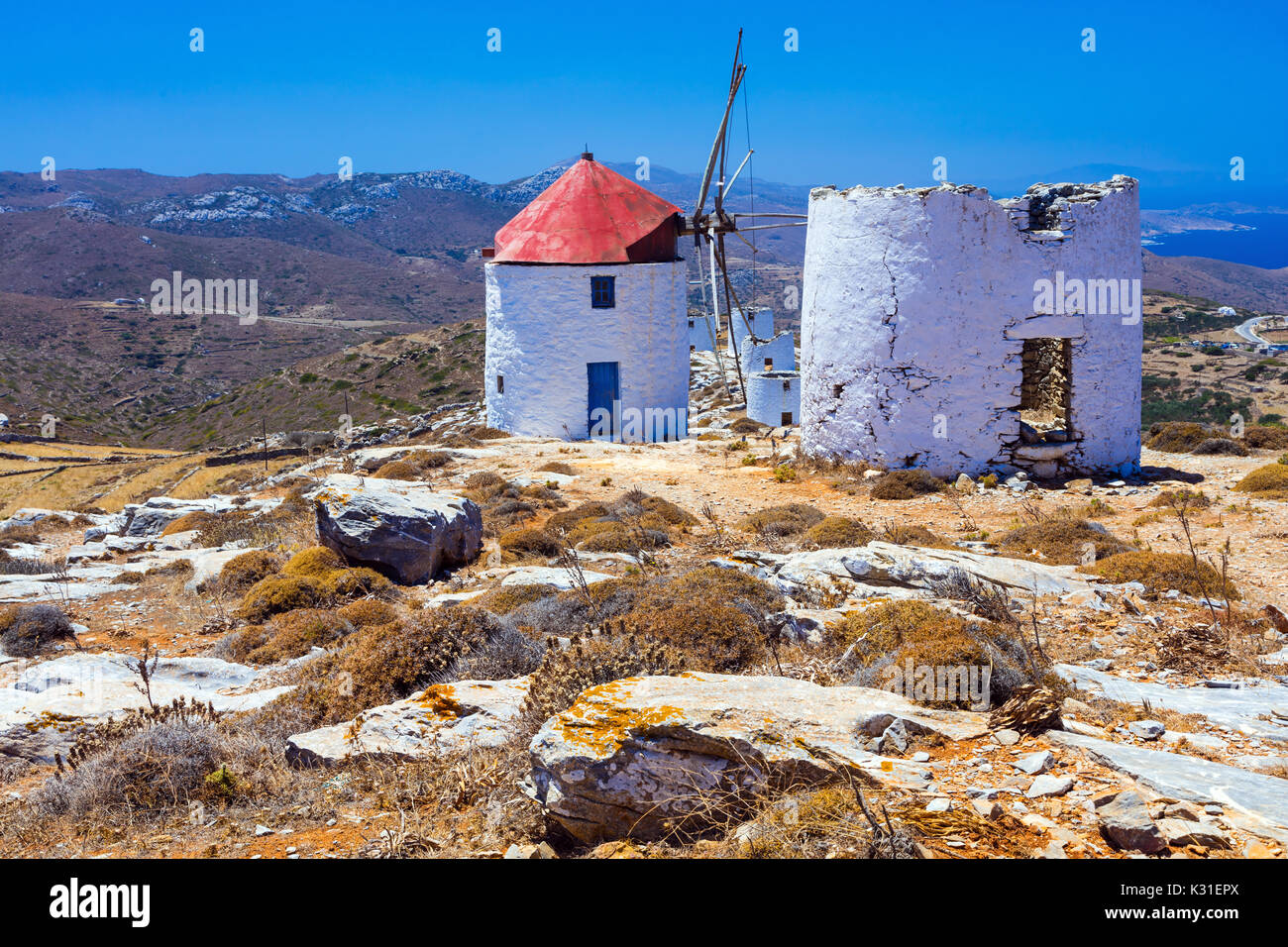 Îles Grecques traditionnelles authentiques - unique Amorgos. Vue sur Chora village avec des vieux moulins Banque D'Images