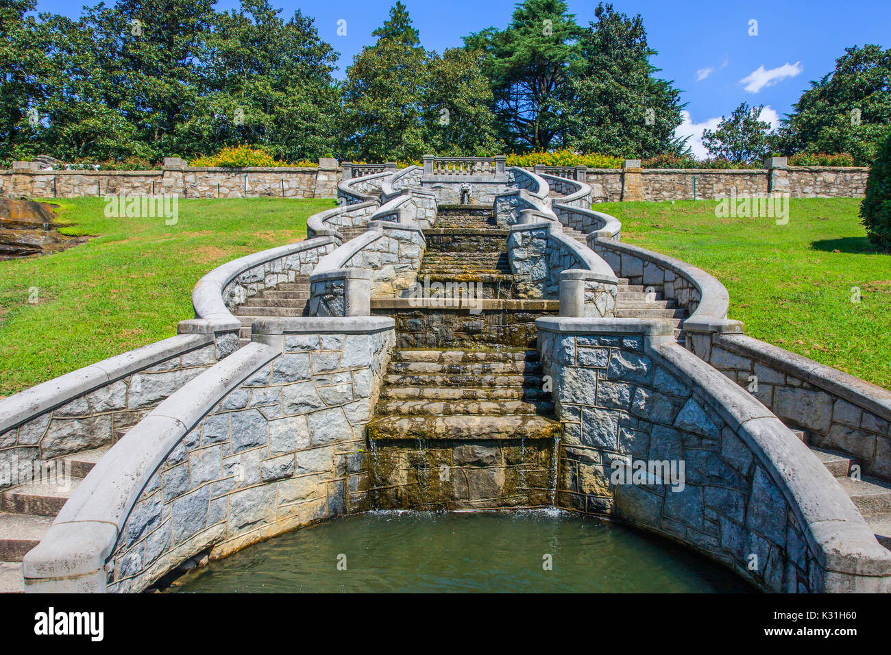 Fontaine en haut de chute d'étapes, Maymont Estate, Richmond, VA - août 2017. Banque D'Images