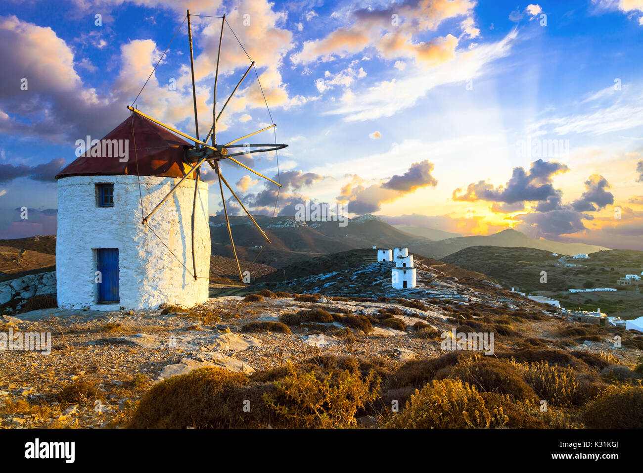 Îles Grecques traditionnelles authentiques - unique Amorgos. Vue sur Chora village avec les moulins à vent sur le coucher du soleil Banque D'Images